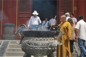 梦见在庙里有好多人