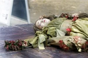 女人梦见死人躺在地上