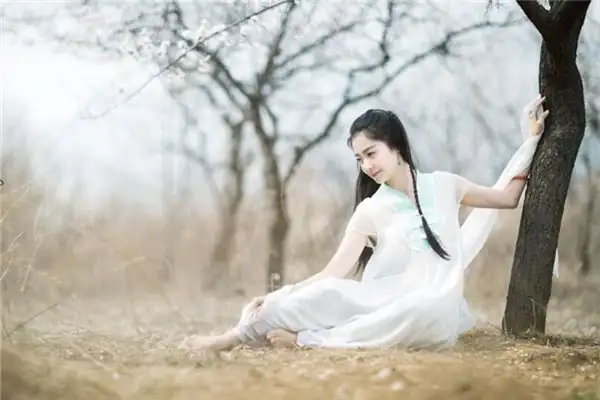 女人发际线正中有痣 女人发际线正中有痣