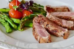 梦见吃煮熟的猪肉