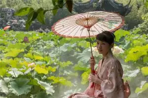 女人手指长痣一生贵人是谁呢