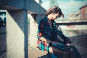 脖子前面有痣的女人