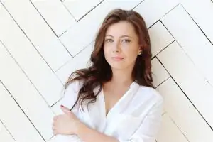 女人右眼跳是什么意思